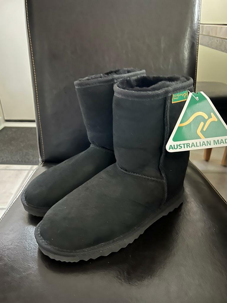 black ugg boots size 4